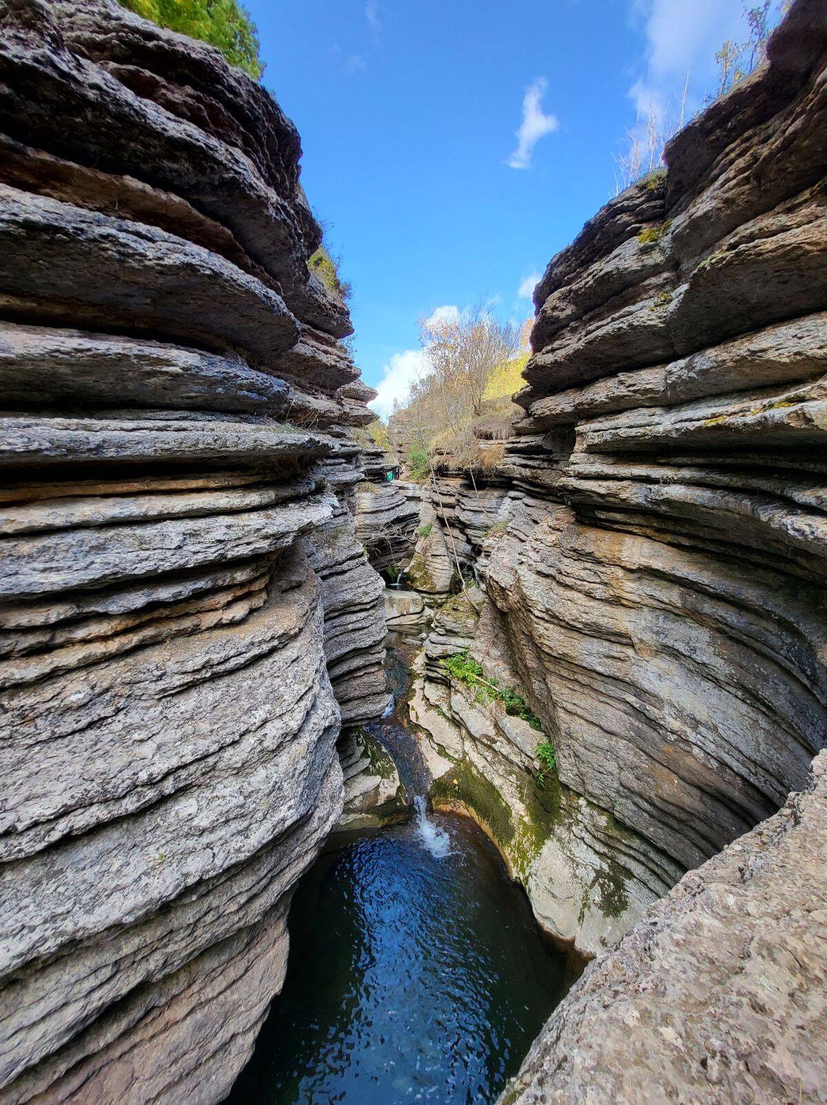 rosomački lonci stene i reka