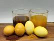 Prirodan načina farbanja jaja u braon i žuto za Uskrs.