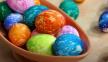 Farbanje jaja na prirodan način uz pomoć krep papira