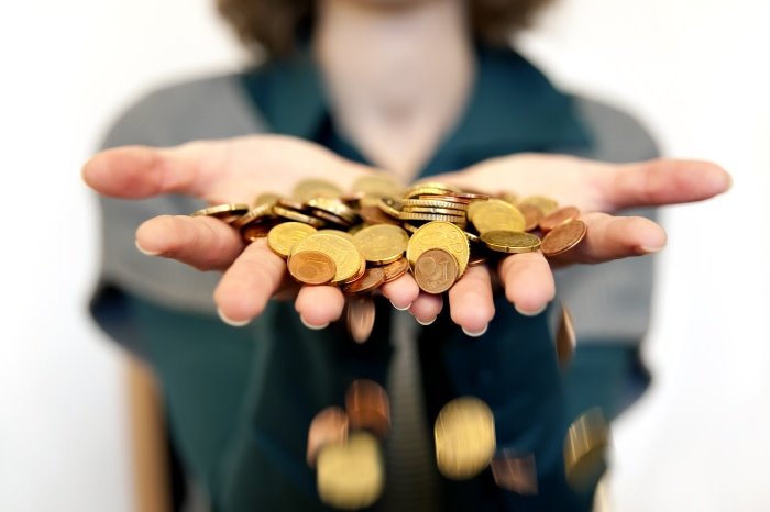 Žena drži novčiće