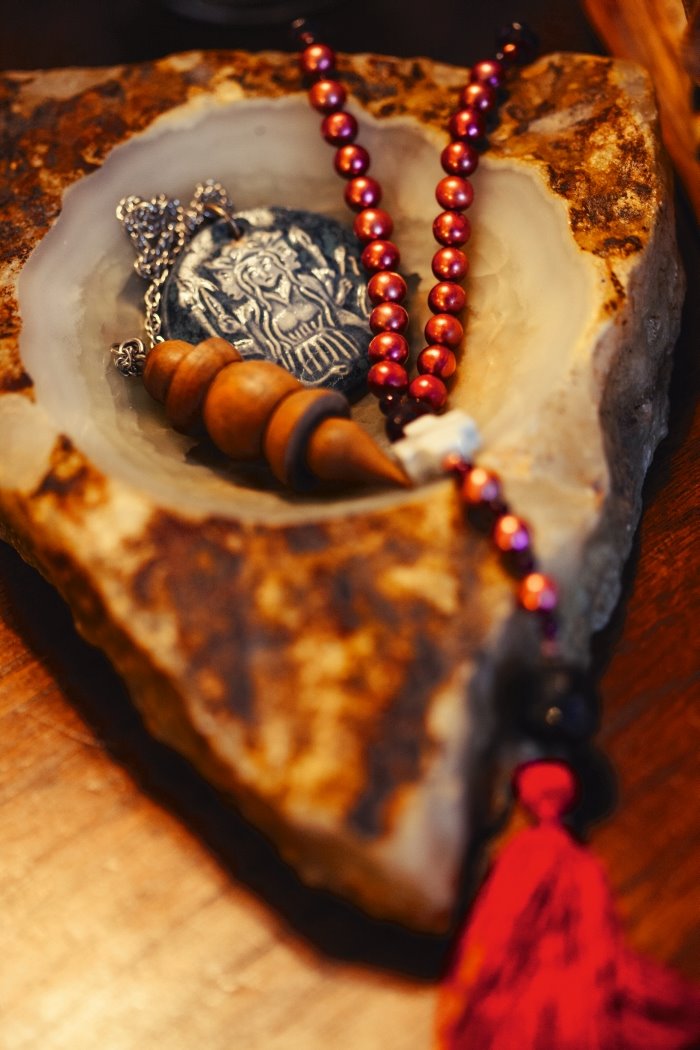 Snaga žene: o ženskom principu, stvaranju, majčinstvu kao odgovornosti prema budućnosti i nepresušnoj moći koju imaju žene