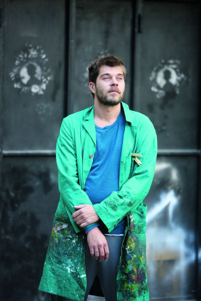 Svet živih boja koje se odupiru konformizmu: upoznajte Uroša Šanjevića, umetnika koji slika jedinstvenom Ebru tehnikom