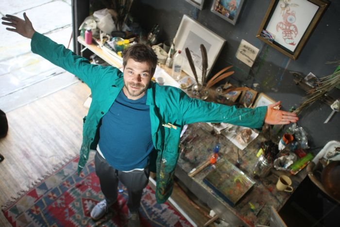 Svet živih boja koje se odupiru konformizmu: upoznajte Uroša Šanjevića, umetnika koji slika jedinstvenom Ebru tehnikom