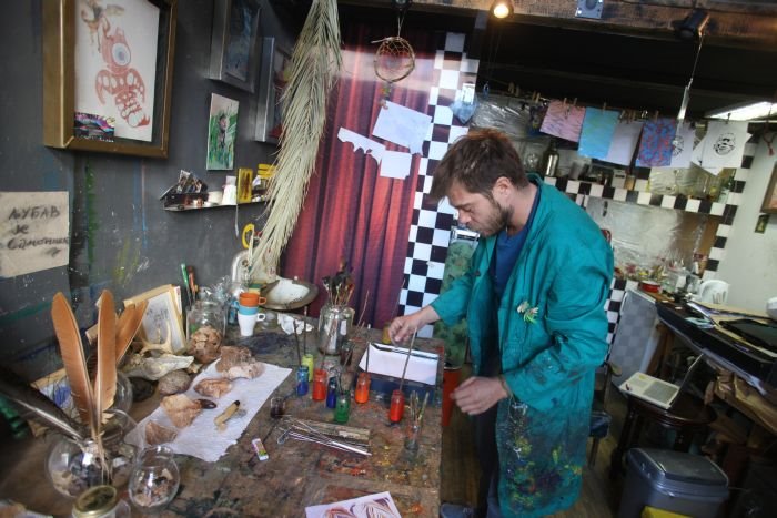 Svet živih boja koje se odupiru konformizmu: upoznajte Uroša Šanjevića, umetnika koji slika jedinstvenom Ebru tehnikom