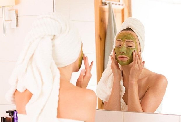 Žena stavlja masku na lice