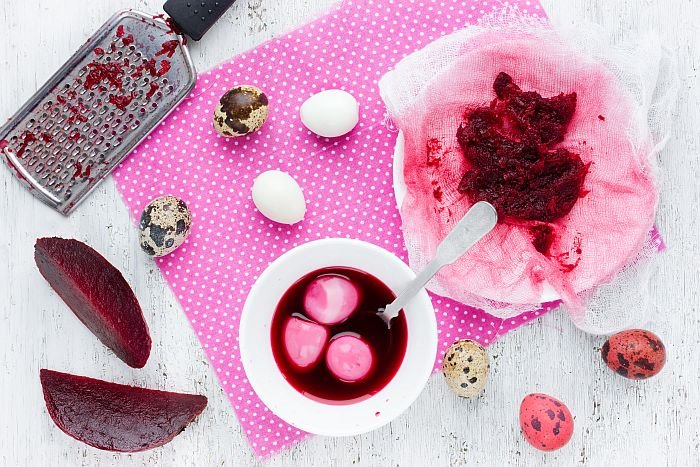 Kako da ofarbate jaja za Uskrs u crveno i žuto bez kupovine veštačkih boja: skuvajte ove biljke i dobićete čarobne nijanse