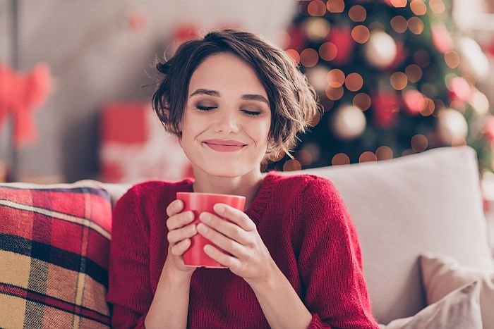 Žena pije čaj za Novu godinu