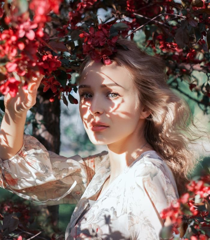 devojka i cvetna krošnja