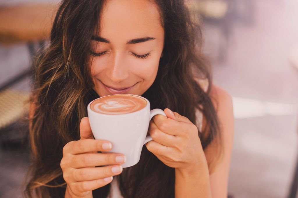 Žena pije kafu