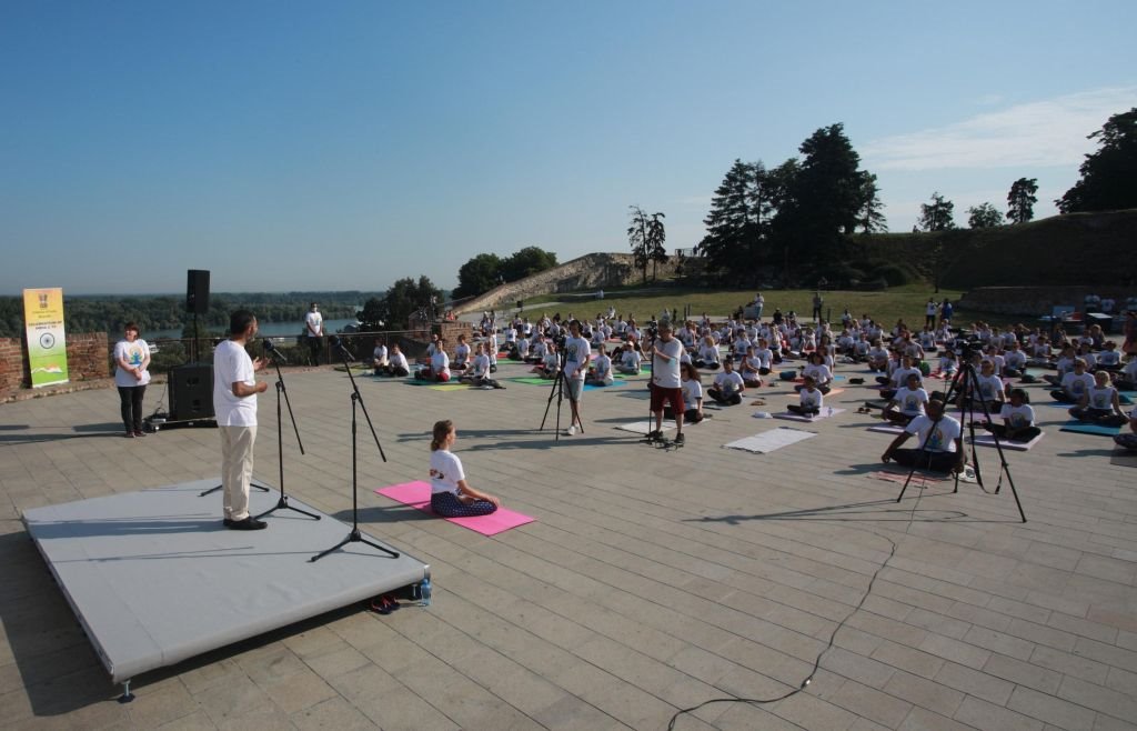Beograd, 19.6.2021. - Skup u susret Medjunarodnom danu joge, 21. junu odrzava se na Na Kalemegdanskoj tvrdjavi u organizaciji vise skola joge, Grada Beograda i Ambasade Indije. Okupljenima se obratio ambasador Indije u Srbiji Subrata Batacardzi i Gordane Markovic Petrovic u ime Ministarstva zdravlja Srbije . (BETAPHOTO/MILOS MISKOV/EV)