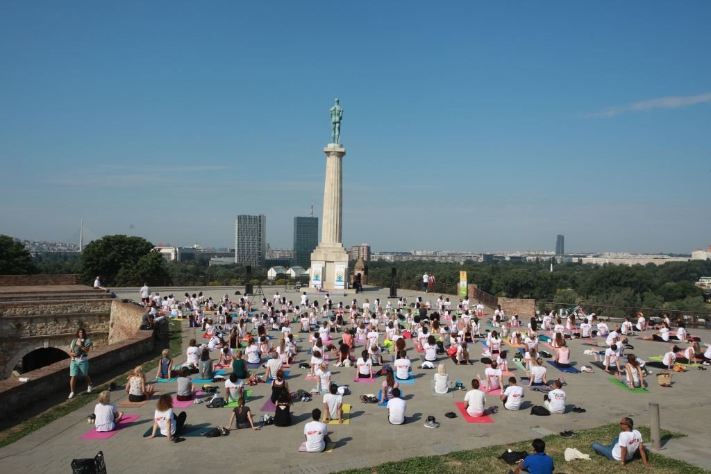 Beograd, 19.6.2021. - Skup u susret Medjunarodnom danu joge, 21. junu odrzava se na Na Kalemegdanskoj tvrdjavi u organizaciji vise skola joge, Grada Beograda i Ambasade Indije. Okupljenima se obratio ambasador Indije u Srbiji Subrata Batacardzi i Gordane Markovic Petrovic u ime Ministarstva zdravlja Srbije . (BETAPHOTO/MILOS MISKOV/EV)