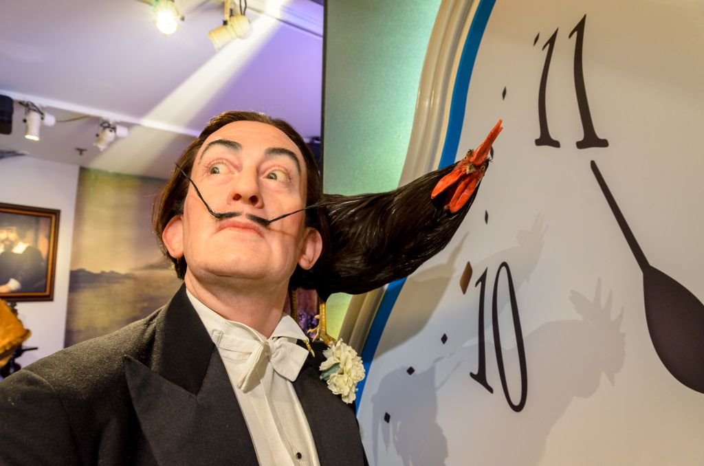 Salvador Dali s petlom kraj sata