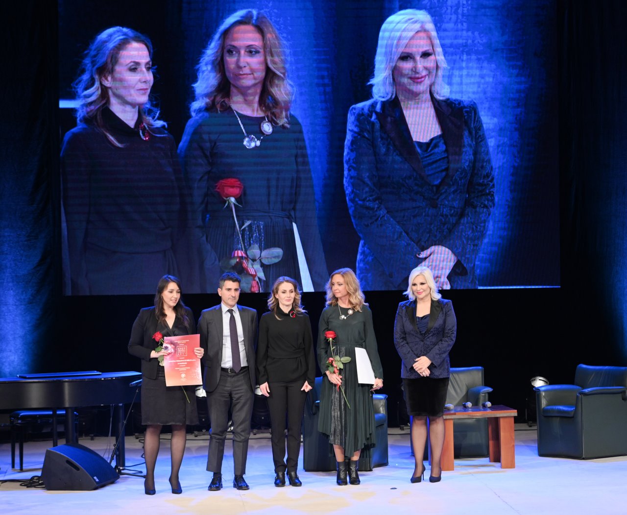 Uručena nagrada.jpg