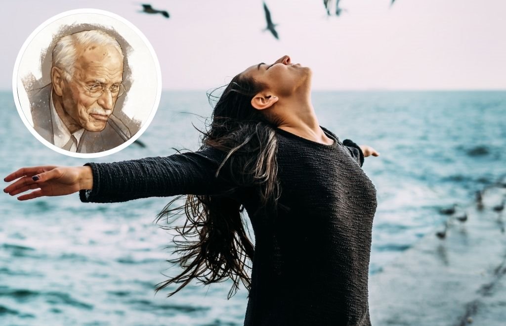 Žena gleda u nebo pored mora