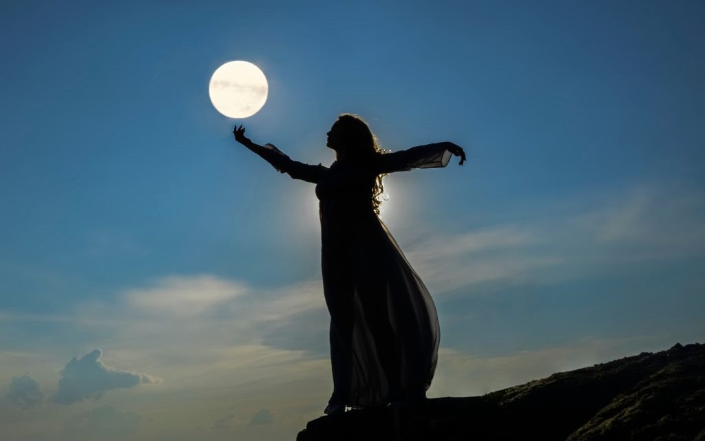 Mesečni lunarni kalendar za decembar 2021 godine.