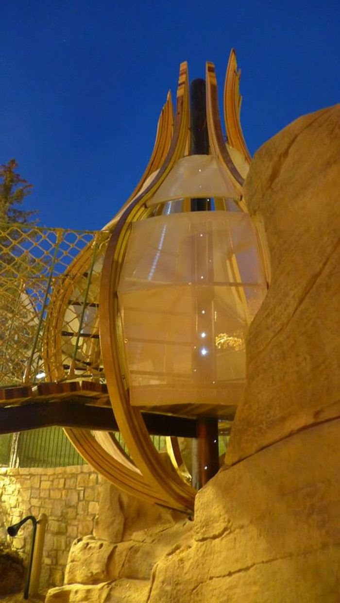 Neobično igralište sa gnezdima i pupoljcima