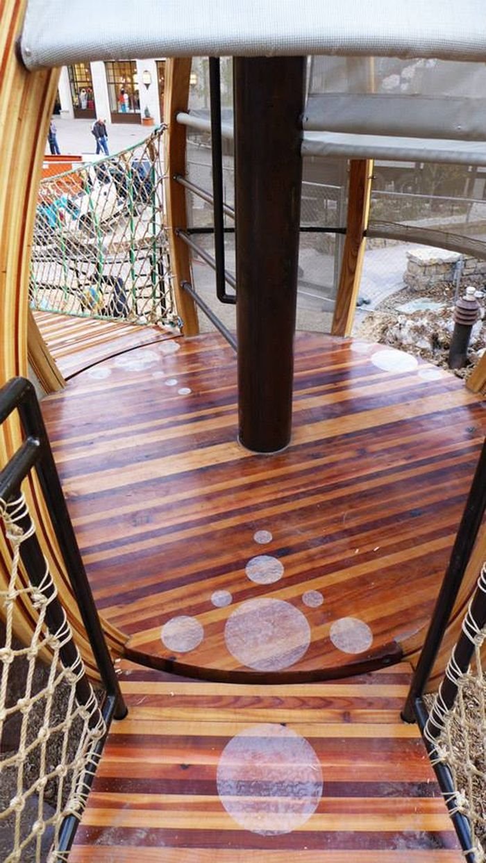 Neobično igralište sa gnezdima i pupoljcima