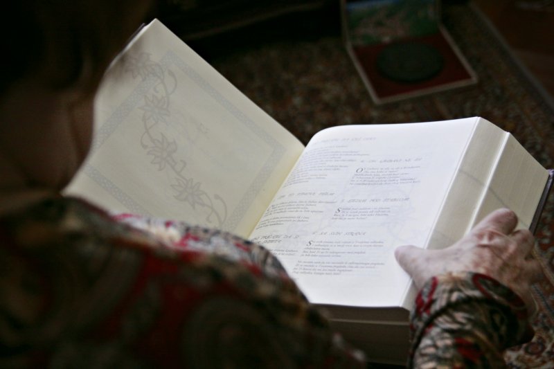 Vesna Krmpotić: Pesme satkane od svetlosti