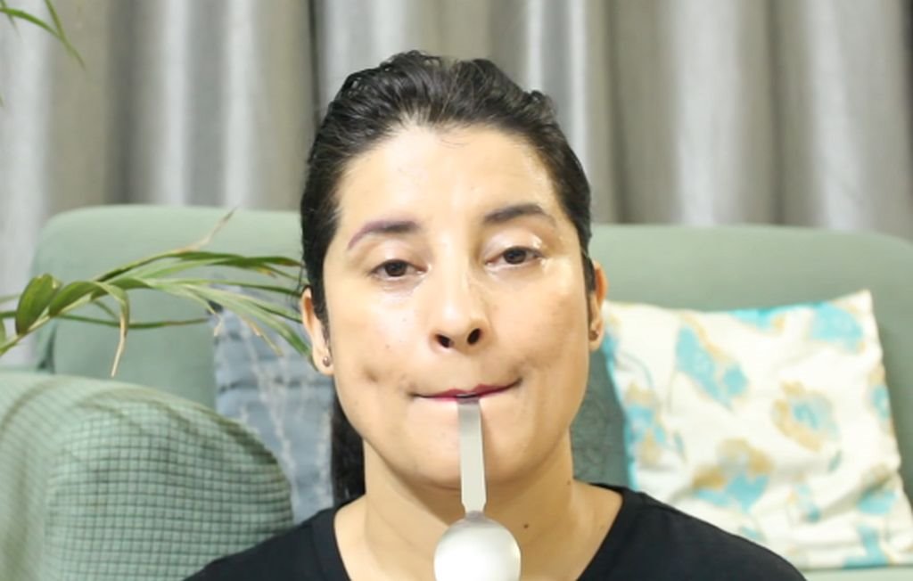 Vežbe za podmlađivanje lica sa kašikom od 5 minuta.