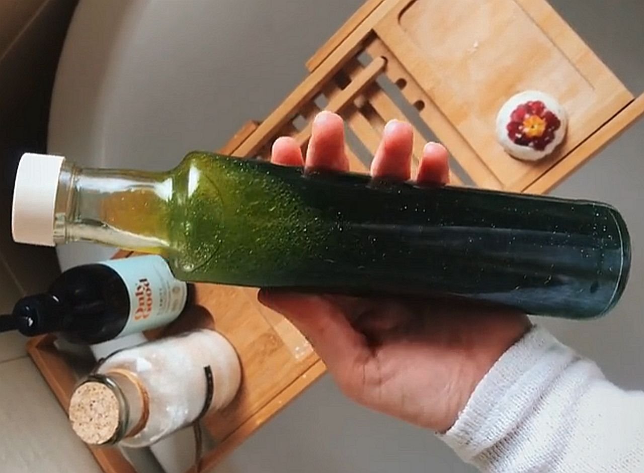 Napravite šampon od koprive za oštećenu kosu.