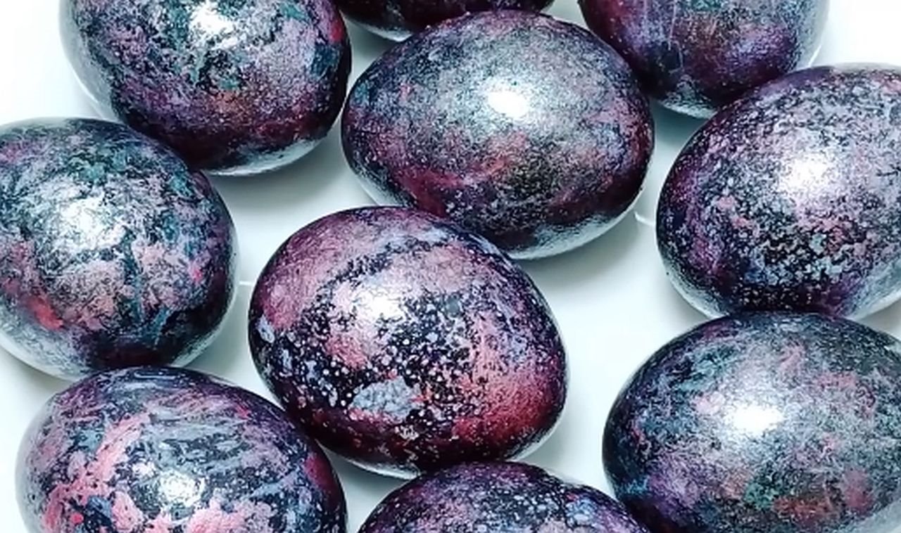 Farbanje jaja za Uskrs sa čajem od hibiskusa.