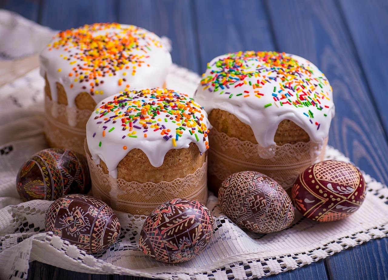 Kolač za Uskrs od testa i suvog voća.