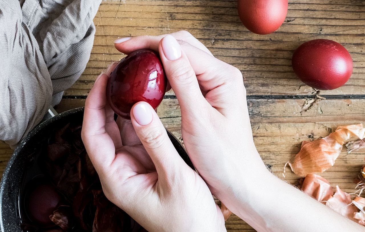 Običaji za Veliki petak farbanje jaja molitva i post.