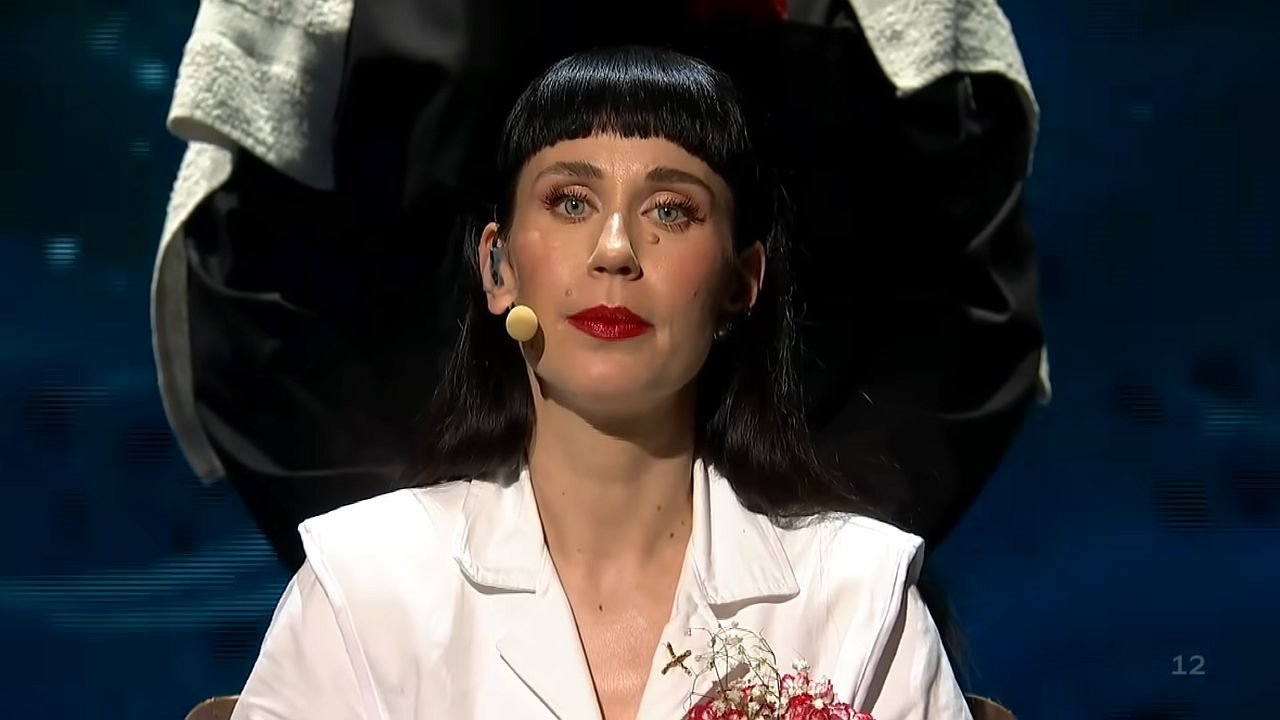 Koja je simbolika Konstraktine bele odeće.