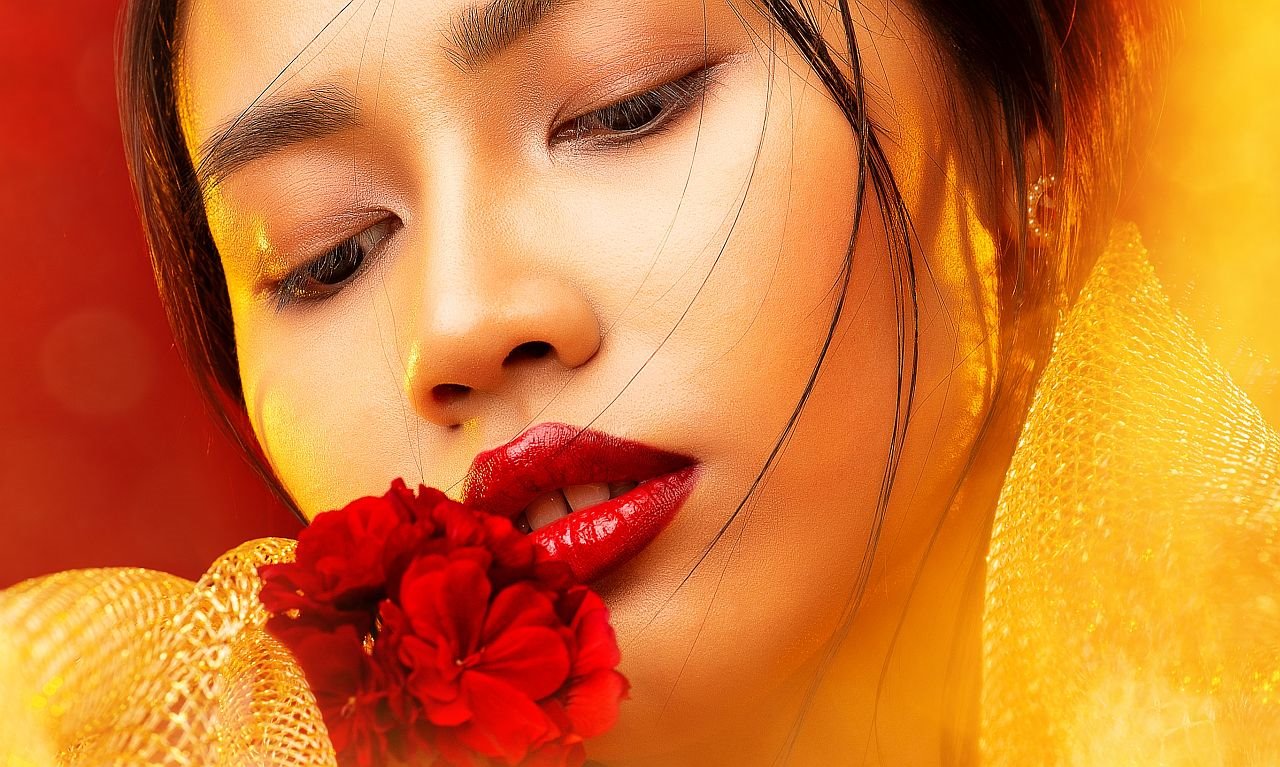 Kineskinja drži crveni cvet