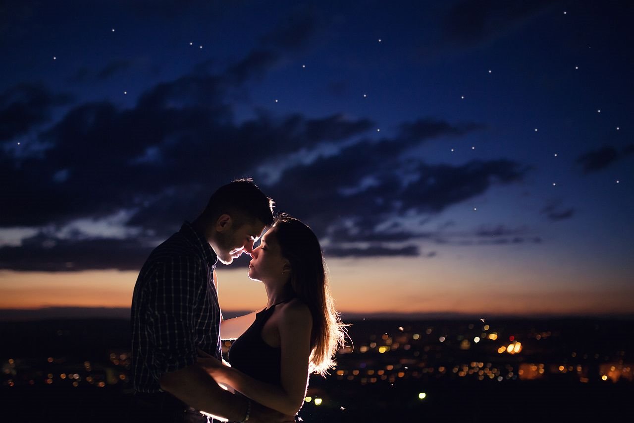 10 znakova da vas muškarac voli.