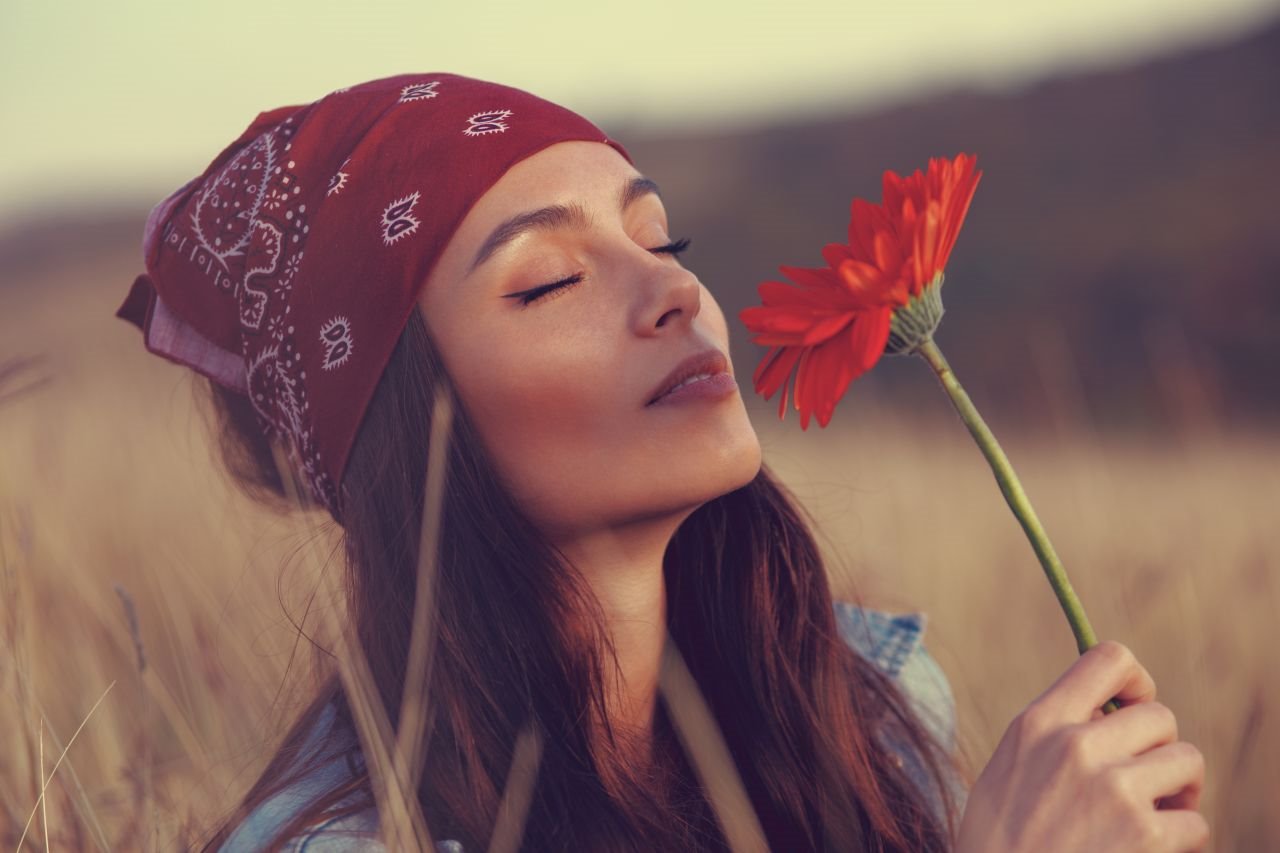 Devojkadrži crveni cvet