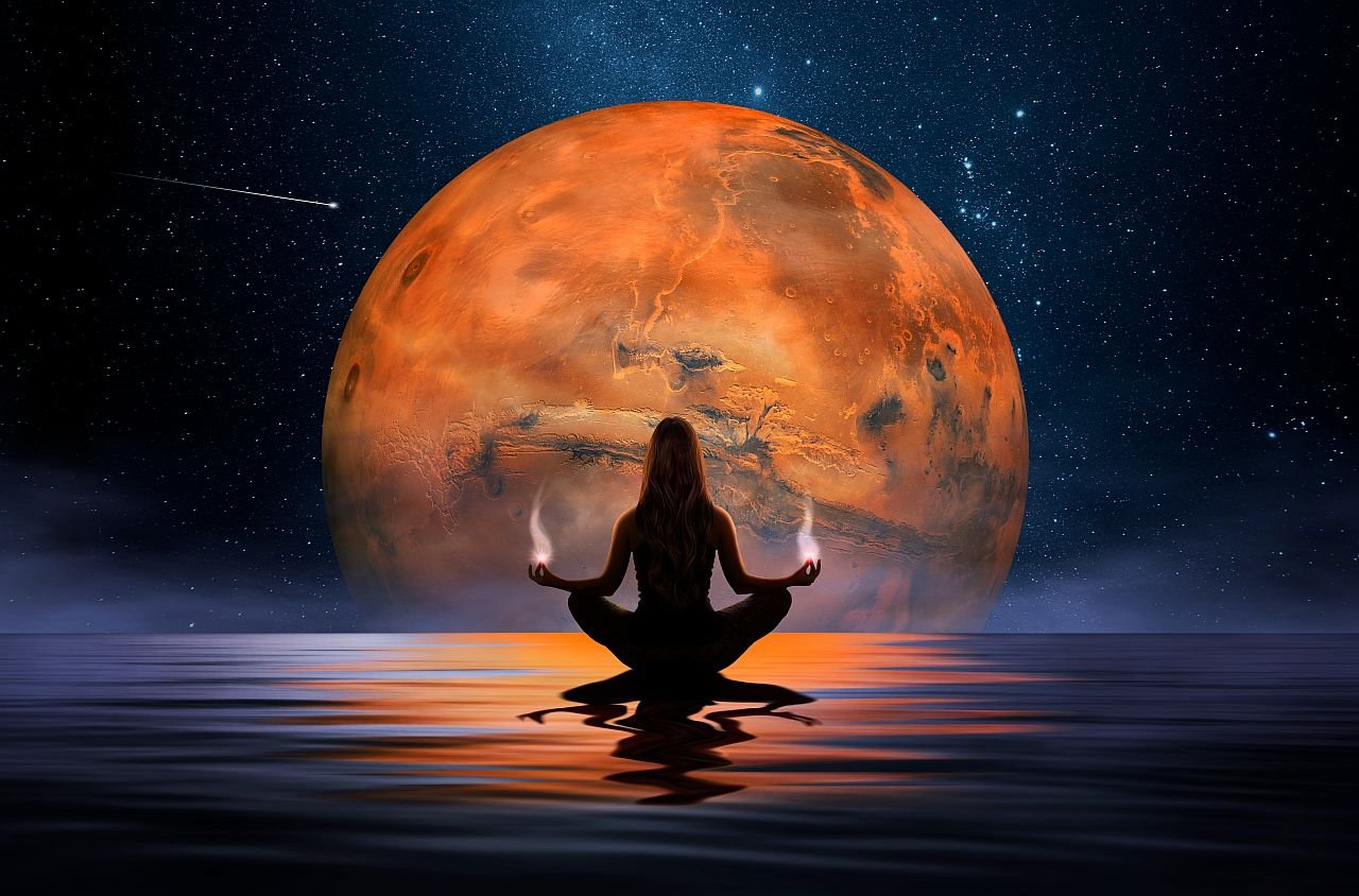 Devojka meditira i gleda u pun Mesec