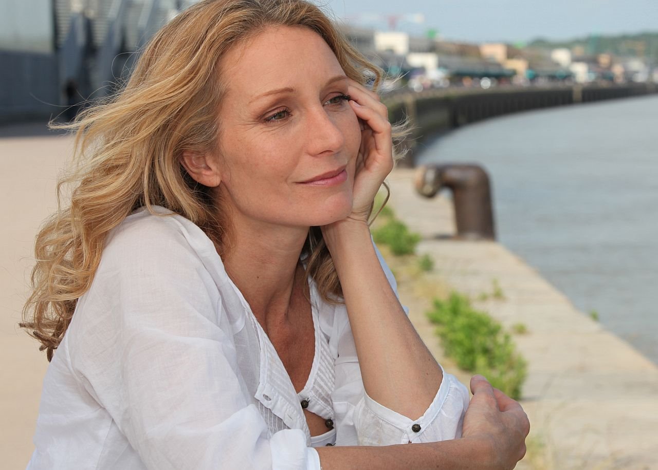 Žena s medenoplavom kosom