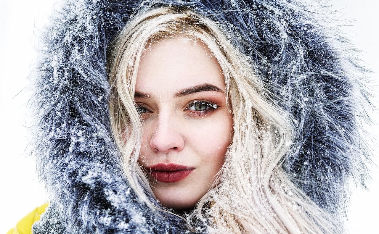 Žena s kapuljačom na snegu