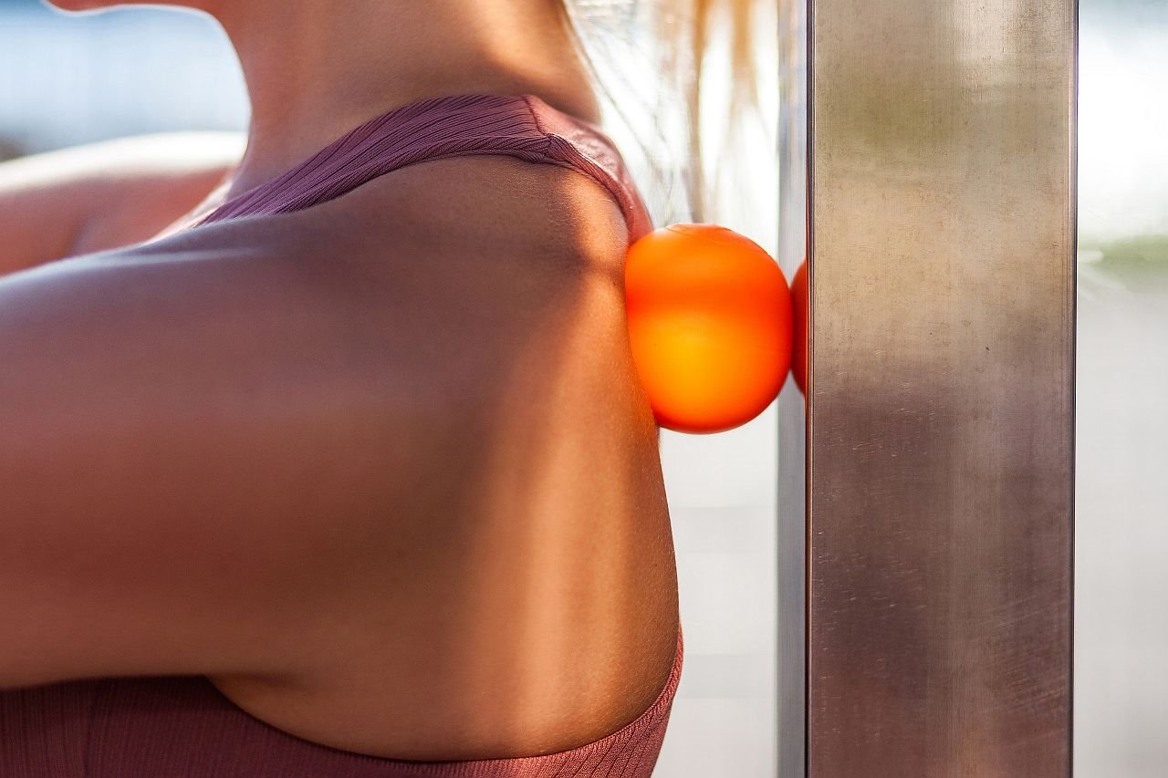 Masaža sa teniskom lopticom za leđa.