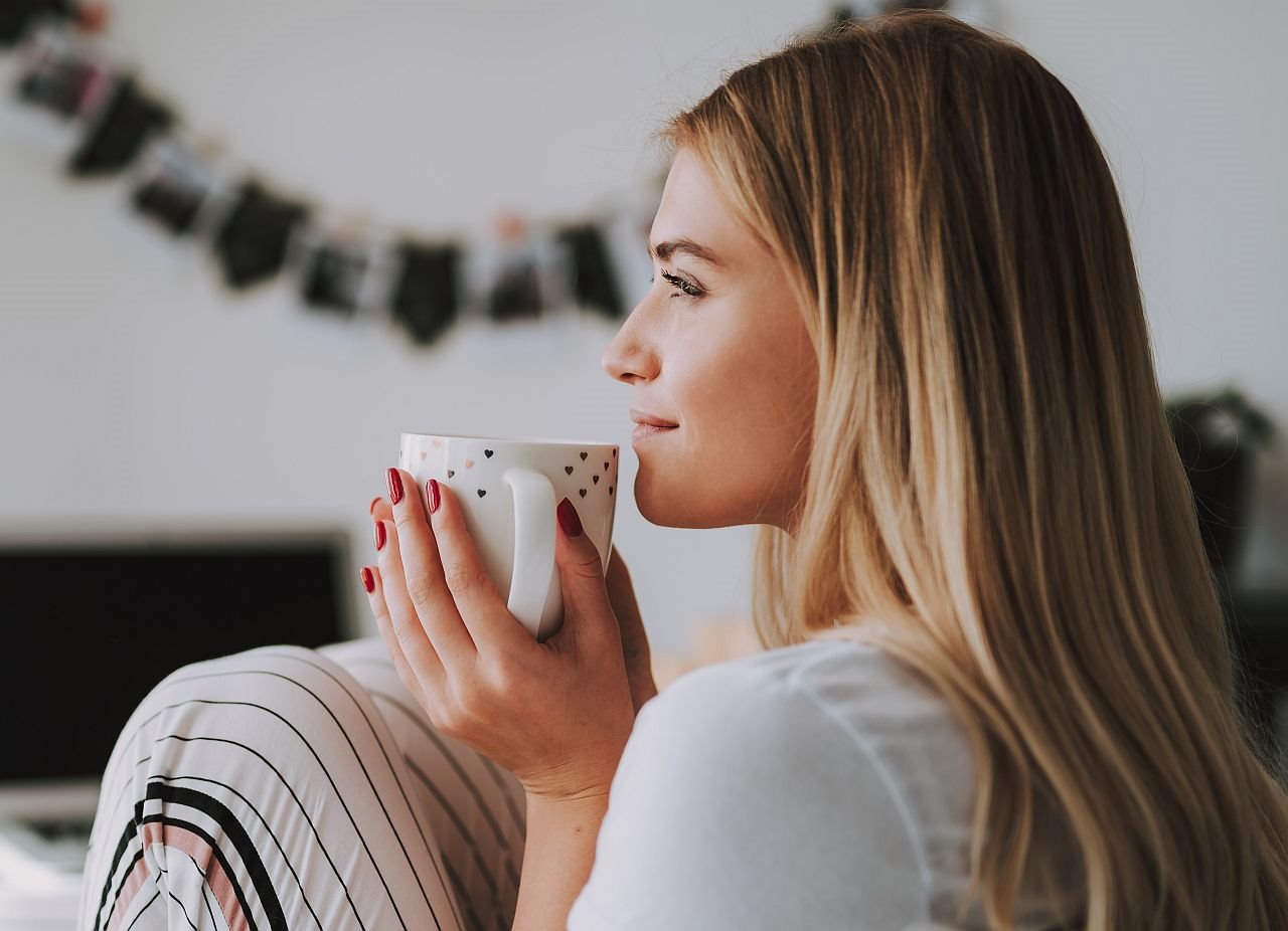 Žena pije čaj koji ubrzava metabolizam