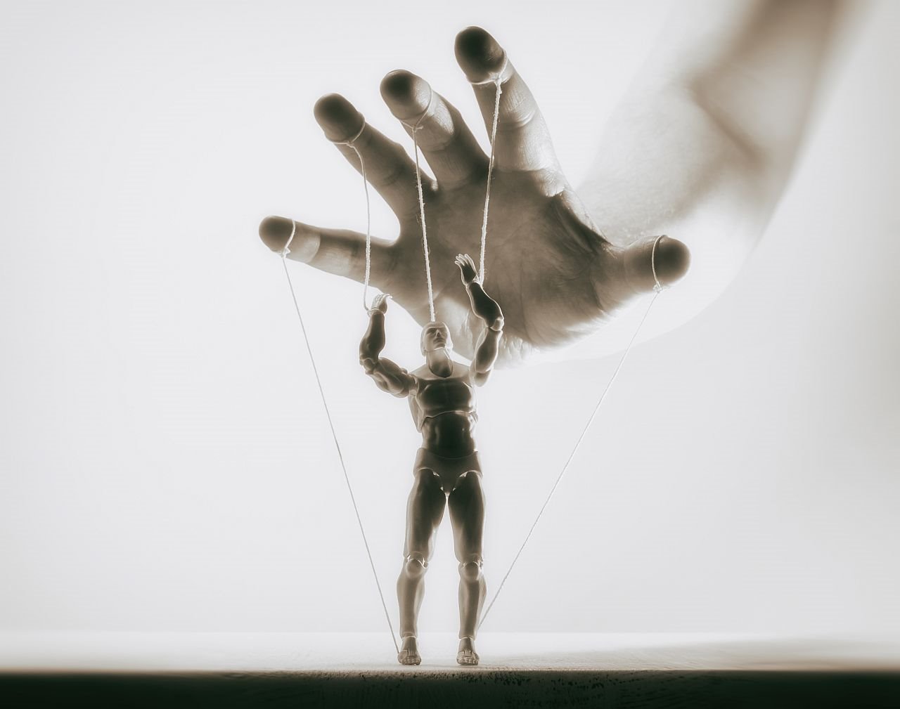 13 znakova da neko manipuliše i koristi vas.