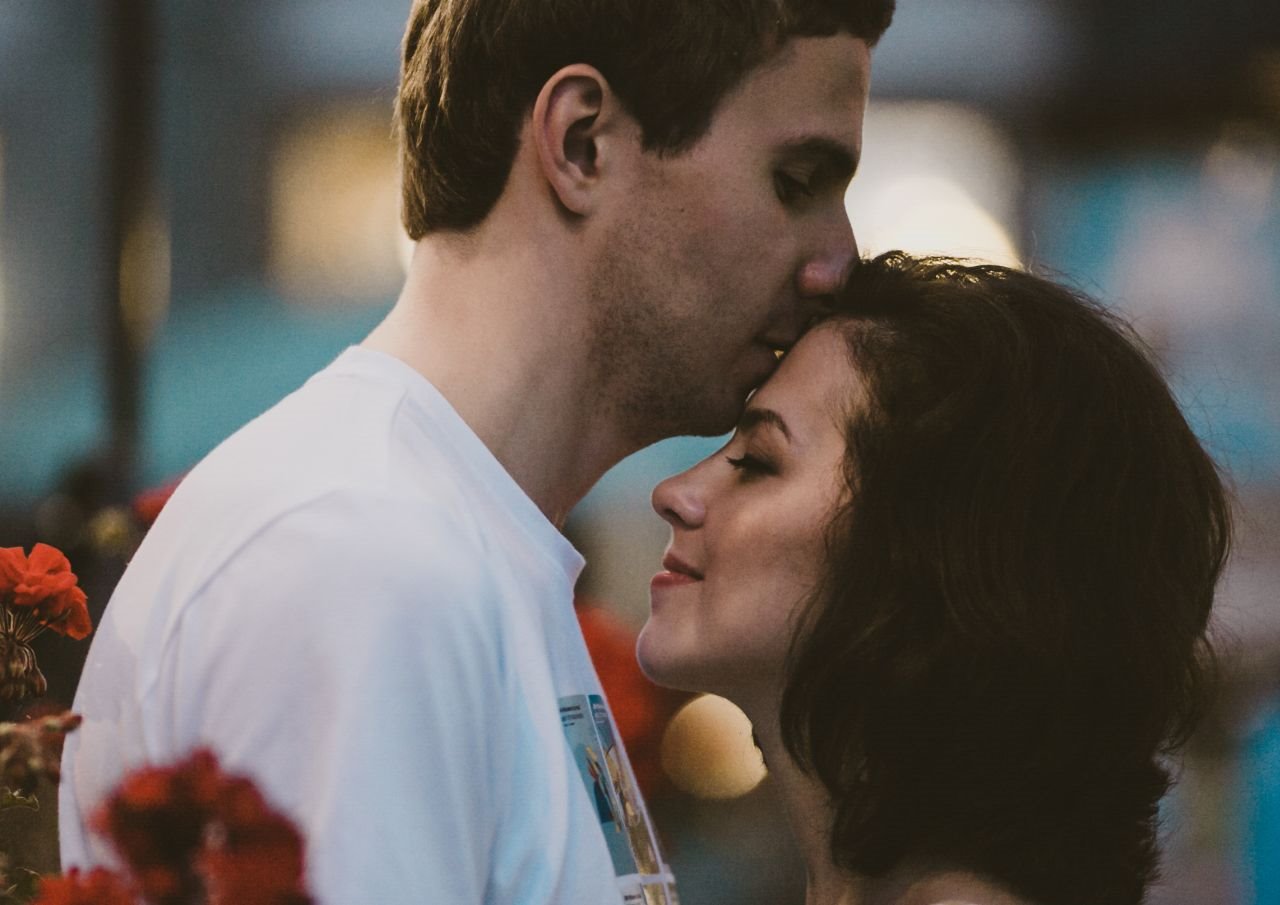 Šta znači poljubac u čelo.