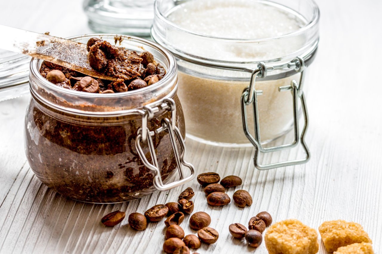 Prirodan piling za telo sa kafom i kokosovim uljem.