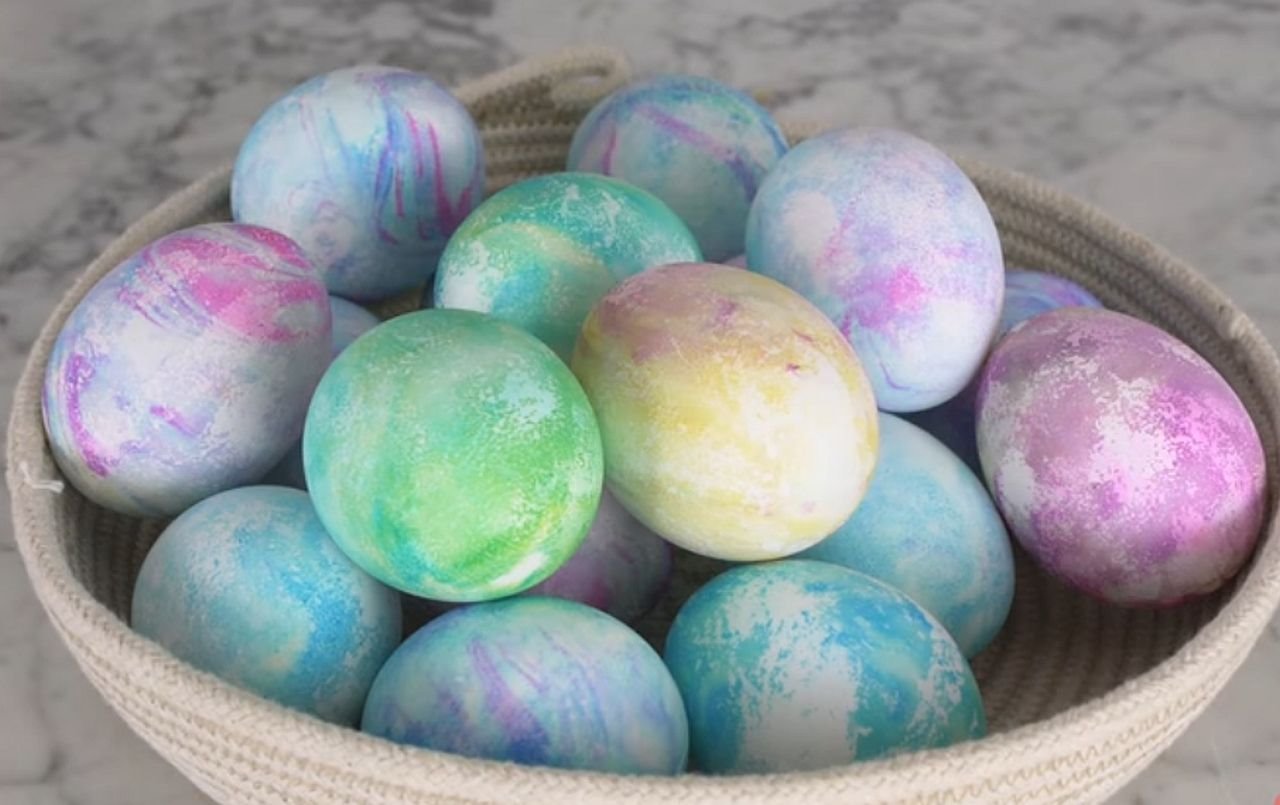 KAKO DA OFARBATE JAJA ZA USKRS POMOĆU ŠLAGA.