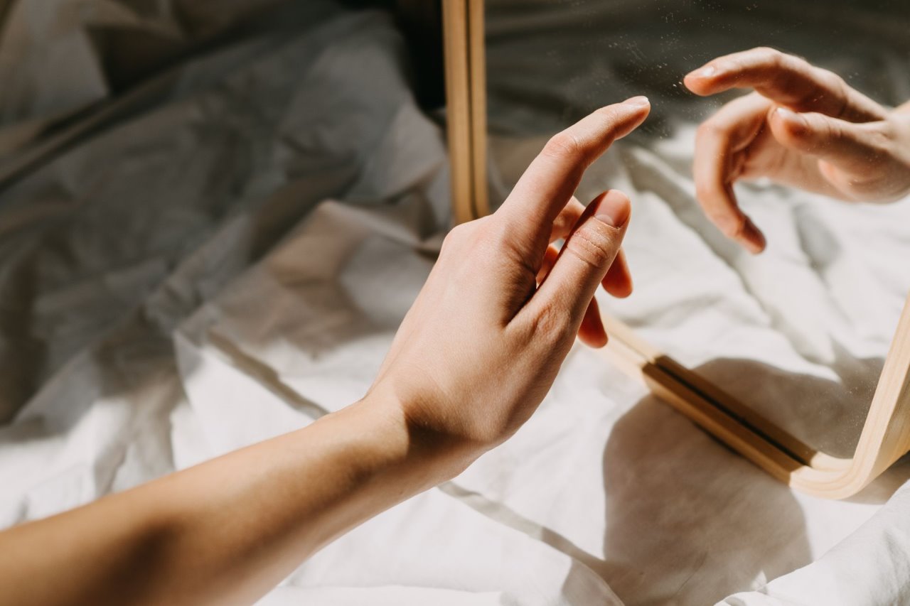 Ogledanje je moćna tehnika komunikacije koju koriste narcisi i manipulatori.