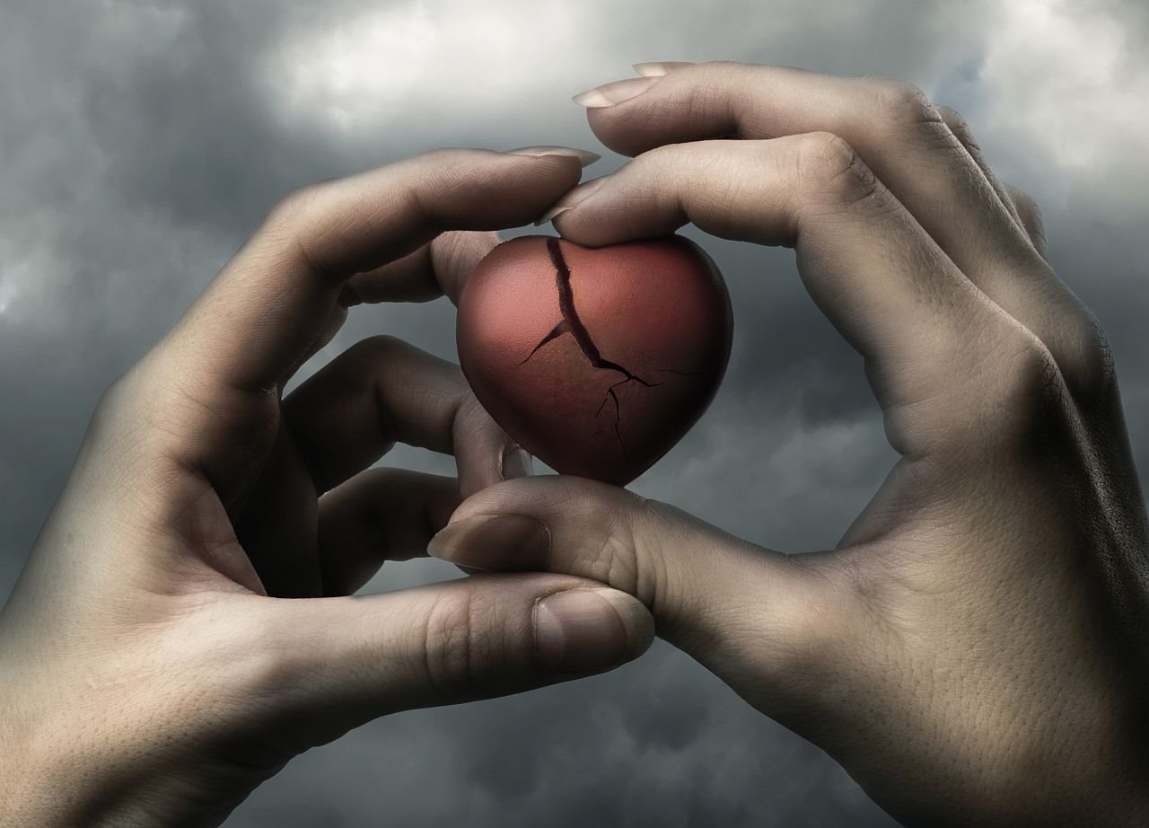 Žena drži slomljeno srce