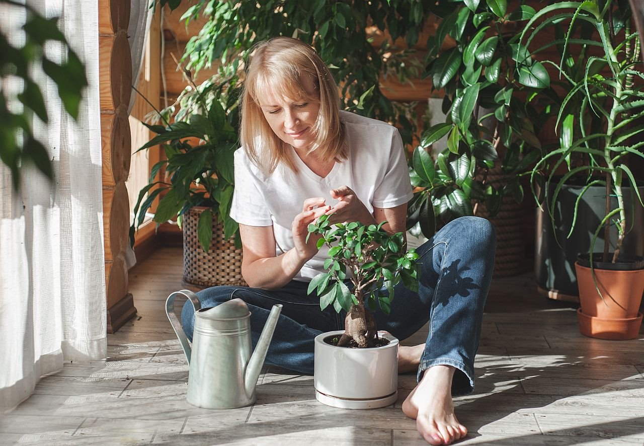 Žena gaji biljke