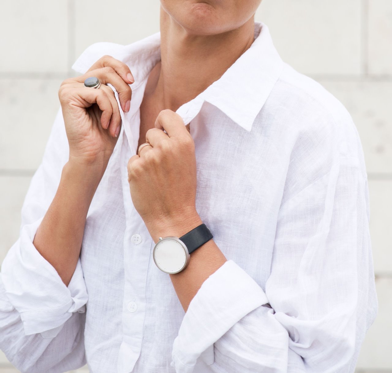 Kako da nosite jednostavnu belu košulju ako imate preko 50 godina?