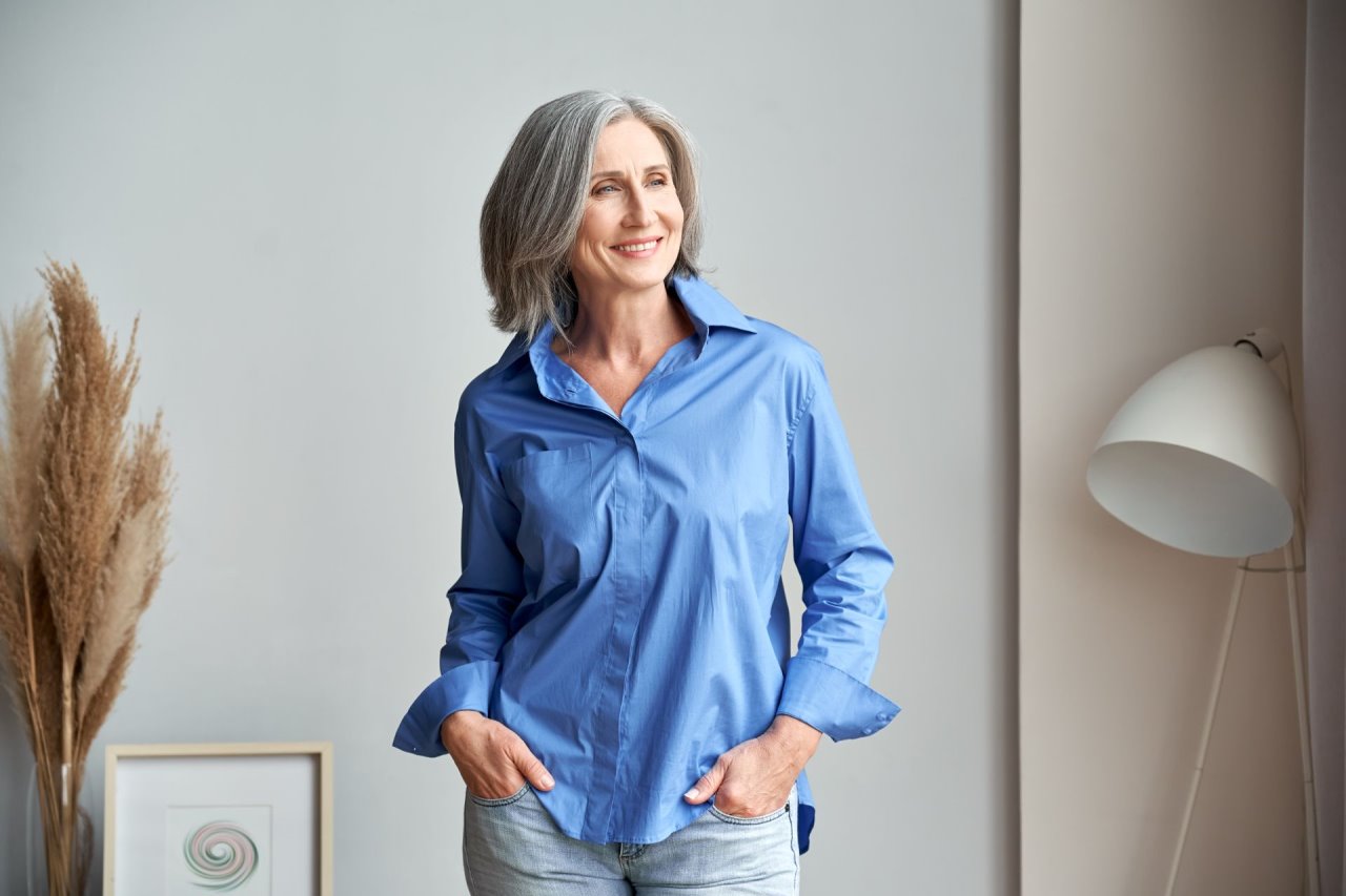 Najbolje boje odeće za žene sa sedom kosom preko 50 godina.