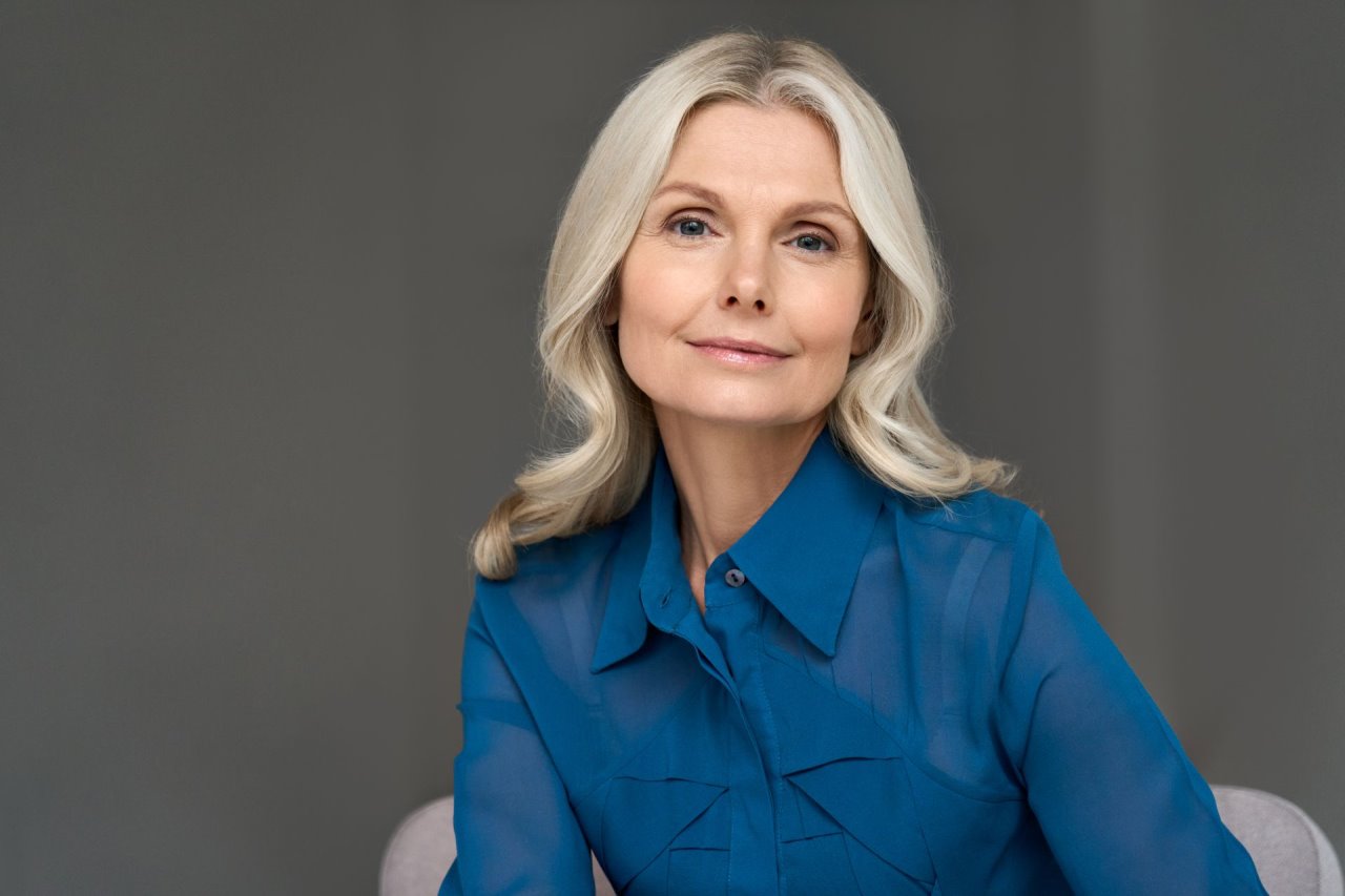 Žena sede kose u kobaltnoplavoj košulji