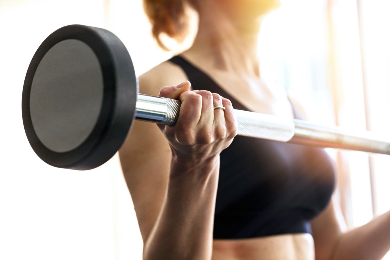 Vežbe sa tegovima podmlađuju i zatežu kožu za žene posle 50 godina.