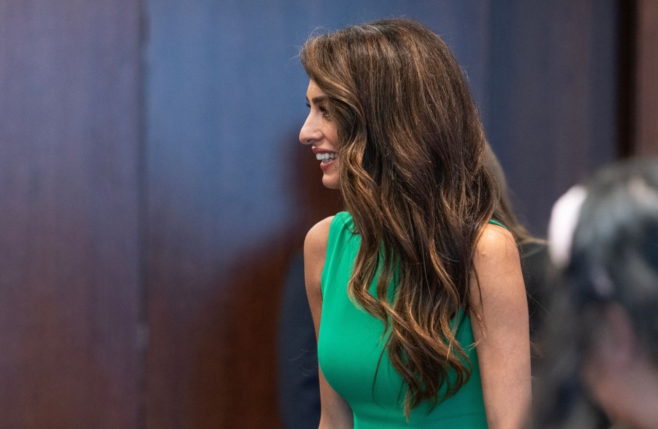 Idealan poslovni outfit za jesen koji nosi i Amal Kluni.