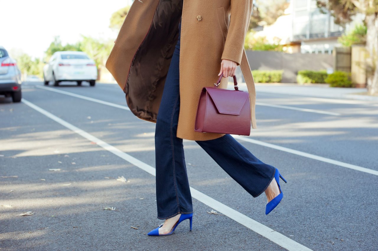 Kako treba da nose zvoncare žene preko 50 godina farmerke.