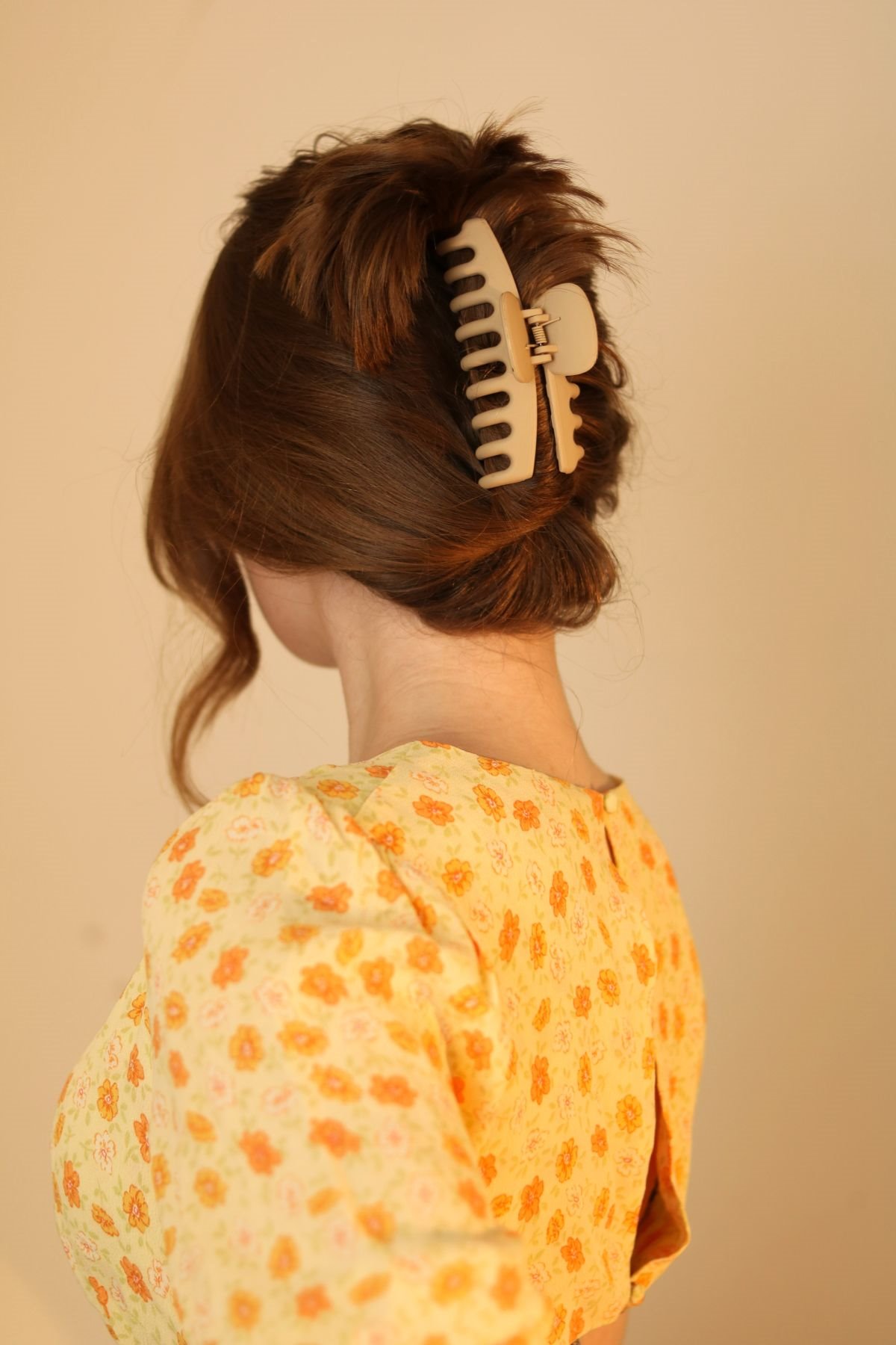 kosa podignuta štipaljkom